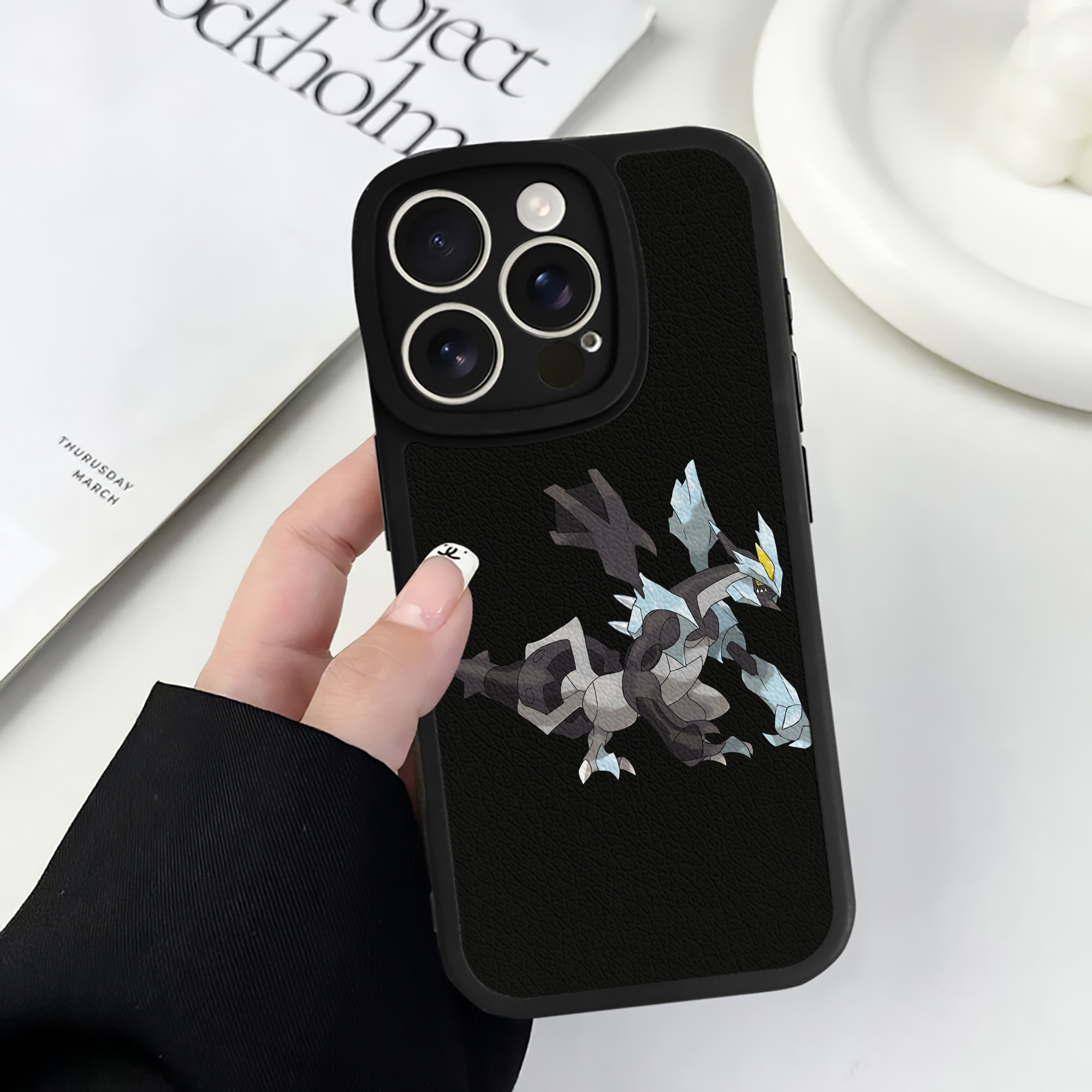 （画像用） ポケットモンスター Pokémon 【iPhone 16シリーズ対応】シリコンスマホケース（レザー調） 材質：シリコン